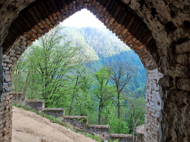 قلعه رودخان یا «قَلَه روخون؟