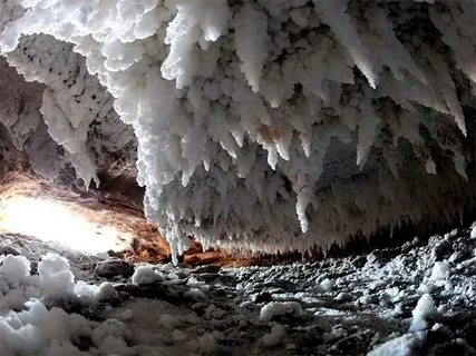 غار نمکدان؛ دنیایی از بلورهای درخشان